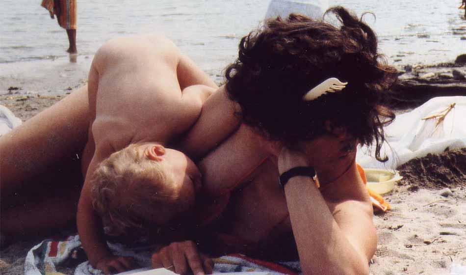 Petit florilège des critiques que s’attirent les femmes qui allaitent au long cours