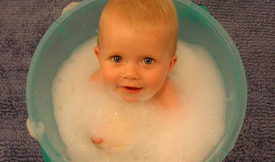Le bébé et l’eau du bain