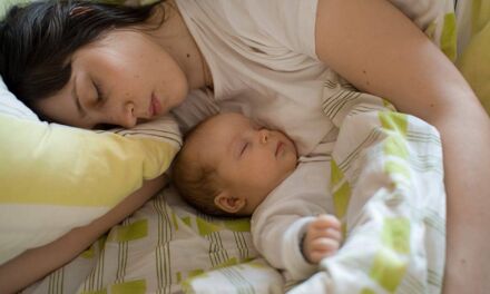 Le sommeil des bébés (allaités) et de leurs parents