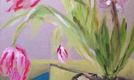 Des tulipes, des livres et une boîte
