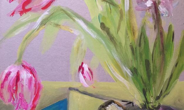 Des tulipes, des livres et une boîte